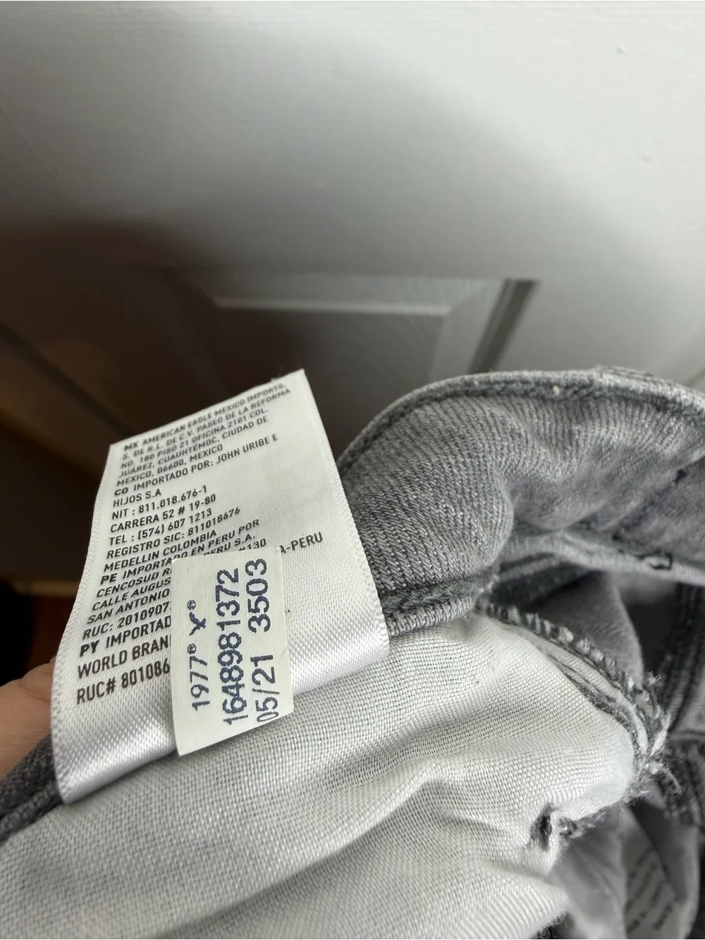 AE American Eagle Womens 10 Regular Mom Jeans Gray Distressed Ripped Denim 30